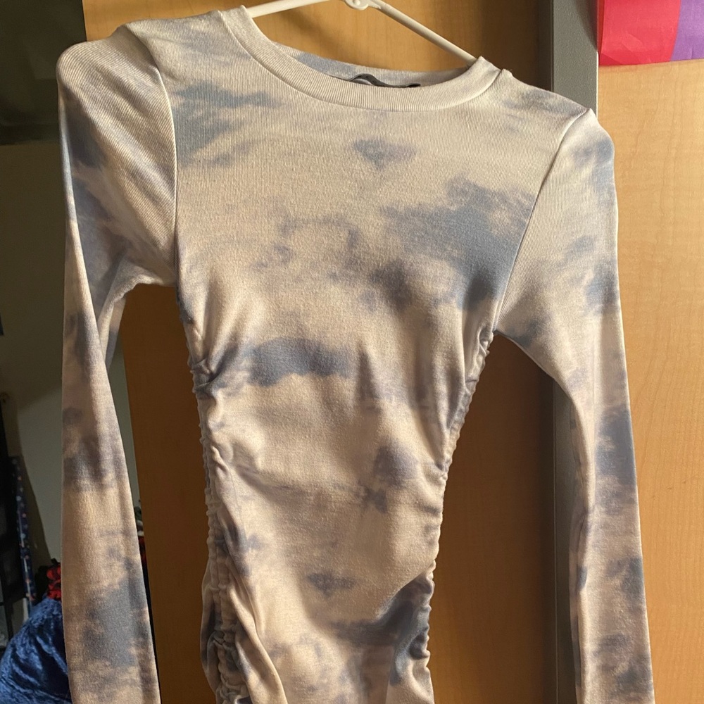 Long-sleeve mini dress with ruched sides. Blue and white cloudy print.